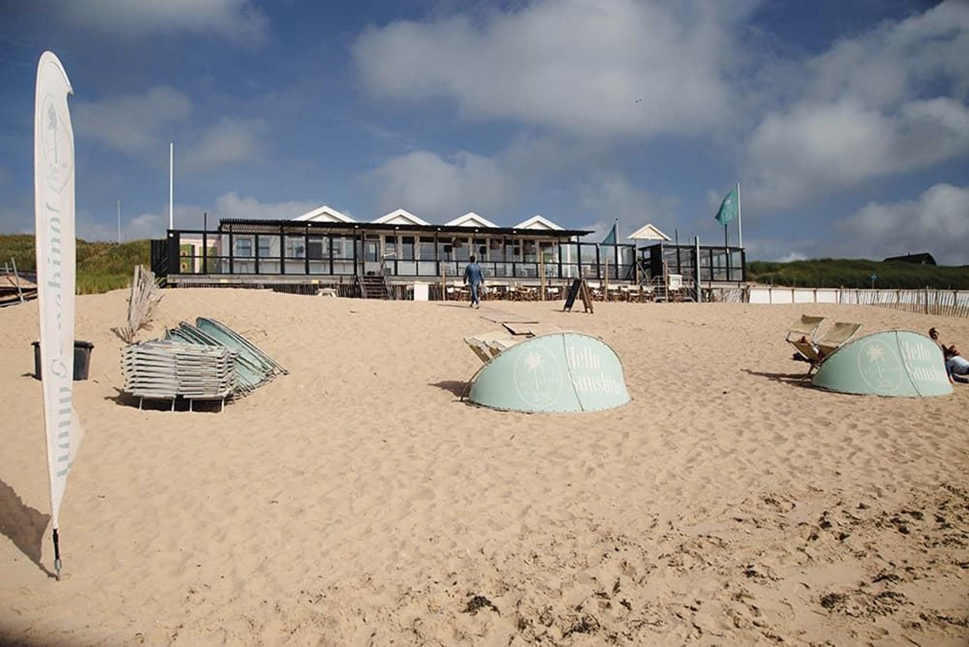 Afbeelding van een strandpaviljoen aan het strand bij Egmond aan Zee